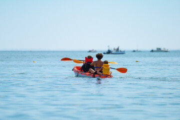 kayak sur la mer en famille l'été