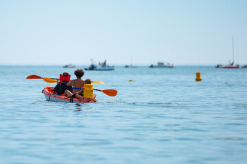 Kayak en famille en été sur la mer en Bretagne dans le Morbihan - obrazy, fototapety, plakaty