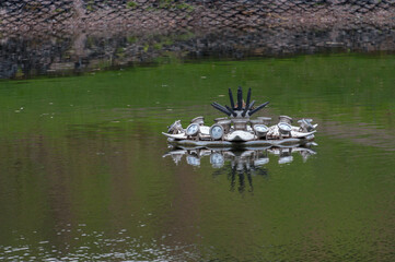 The design of the fountain that is on the pond