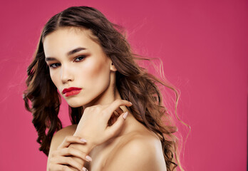 Naklejka premium beautiful woman bare shoulders luxury pink background