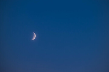 Obraz na płótnie Canvas Księżyc na niebieskim niebie