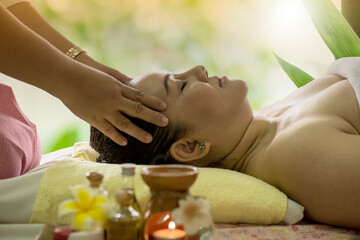 Obraz na płótnie Canvas Beautiful women getting spa massage of head to relax.