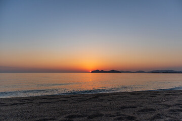 砂浜から眺める瀬戸内海の落日