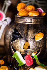 Fototapeta na wymiar Ein Gerippe zu Halloween, welches einen Kürbis und Süßigkeiten dabei hat und gruselig ist