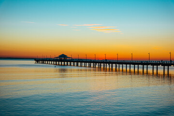 Obraz premium Sunrise over Queensland pier