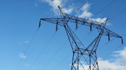 Pyl&ocirc;ne &eacute;lectrique sur ciel nuageux