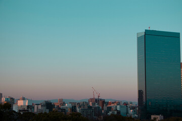 ビルが建つ街並みの夕暮れ時の青空