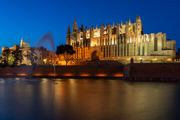 Fototapeta na wymiar View of Palma de Mallorca cathedral by night,
