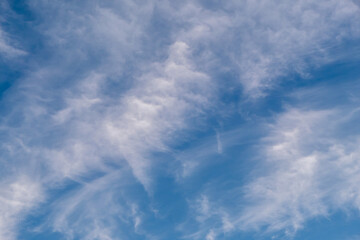Weiße Wolken vor blauen Himmel an einem sonnigen Tag