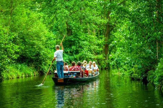 Kanufahrt im Spreewald bei L&uuml;bbenau, Brandenburg, Deutschland 