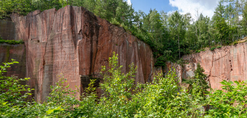 alter, roter Rochlitzer Porphyr- Steinbruch und Kletterwand in Sachsen auf dem Rochlitzer Berg, 