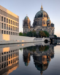 Berliner Dom und Humboldtforum bei Sonnenaufgang © Carina