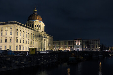 Fototapeta na wymiar Stadtschloss Berlin bei Nacht