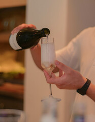 camarero de restaurante sirviendo champan