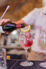 Copa de sangria de vino tinto en un restaurante