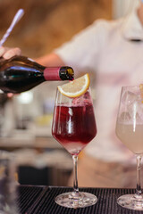 Copa de sangria de vino tinto en un restaurante