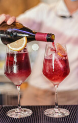 Copa de sangria de vino tinto en un restaurante