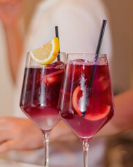 Copa de sangria de vino tinto en un restaurante