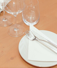 set de plato, cubiertos y copas para una cena elegante