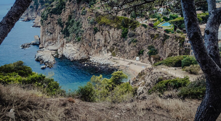 Vistas de una cala de la costa brava desde un punto elevado