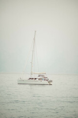 Peque&ntilde;o velero sobre un mar en calma