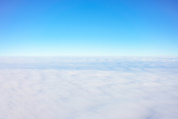 Fototapeta na wymiar 飛行機の窓から見えた空と雲