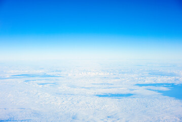 飛行機の窓から見えた空と雲
