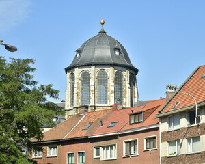 Le dôme de la basilique Notre-Dame du Hanswijk émergeant des toits des maisons à Malines 