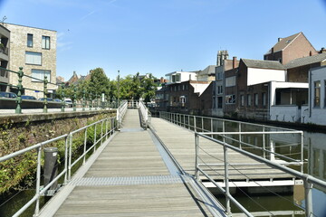 Promenade sur pontons flottants avec rampes d'accès sur la Dyle traversant le centre historique de...