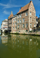 Obraz premium Quelques bâtisses de plusieurs siècles les pieds dans la Dyle au centre historique de Malines 
