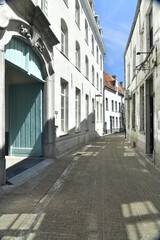 L'une des rues typiques et calmes au centre historique de Malines 