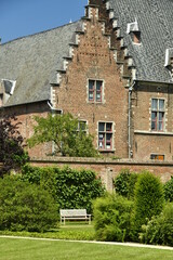 Le Jardin du Silence (de Slitetuin ) et les bâtiments de l'Archidiocèse de Malines-Bruxelles en style renaissance flamand au centre historique de Malines  