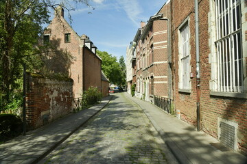 Rue typique longeant le Grand Béguinage au centre historique de Louvain 