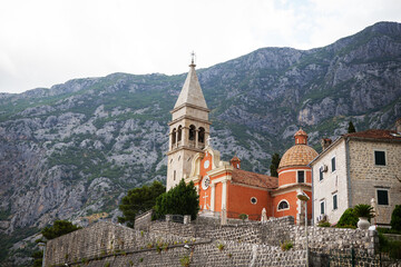Fototapeta premium Beautiful church on a background of mountains in the old town of Kotor, Montenegro.