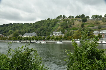 Fototapeta na wymiar La Meuse à Jambes au pied de la colline de la citadelle de Namur 