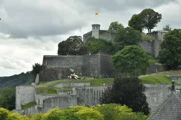 Fotobehang L'imposante citadelle bâtie sur un éperon rocheux dominant le Grognon et la ville historique de Namur ,la capitale de la Wallonie  © Photocolorsteph
