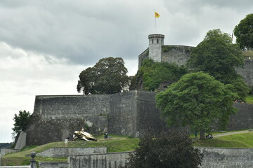 L'imposante citadelle bâtie sur un éperon rocheux dominant le Grognon et la ville historique de...