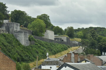 L'imposante citadelle b&acirc;tie sur un &eacute;peron rocheux dominant le Grognon et la ville historique de Namur ,la capitale de la Wallonie 