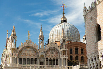 Fototapeta na wymiar Basilica San Marco, dettaglio architettonico delle cupole-città di Venezia