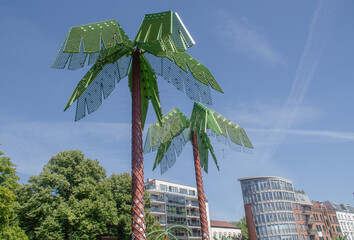 Fototapeta na wymiar Die sich im Antonipark befindlichen Palmen aus Metall dienen als Titelgeber der Kollaboalben des Hamburger Künstlers Bonez MC 