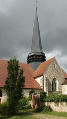 Fototapeta na wymiar La Ferté-Loupière : le clocher de vieille église