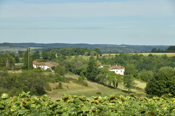 Fototapeta na wymiar L'un des hameaux dissimulés dans la nature sur la colline dominant le Bourg de Champagne au Périgord Vert 