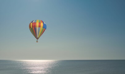 Fototapeta na wymiar hot air balloon flies over the sea