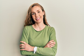 Obraz premium Young blonde woman wearing casual clothes happy face smiling with crossed arms looking at the camera. positive person.