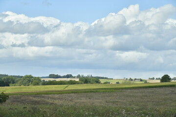 Fototapeta na wymiar Nuages gris au dessus du paysage rural aux environs du bourg de Champagne au Périgord Vert 
