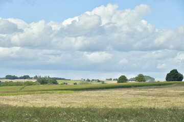 Nuages gris au dessus du paysage rural aux environs du bourg de Champagne au Périgord Vert  © Photocolorsteph