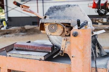 The circular diamond saw cuts concrete paving slabs. Concrete cutting machine close-up.