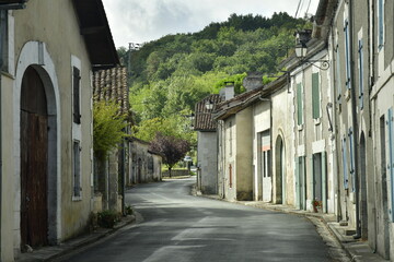 L'une des rues typiques de village au bourg de Champagne au Périgord Vert 