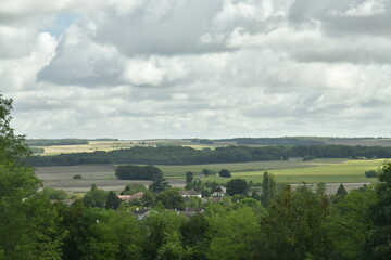 Fototapeta na wymiar Nuages gris au dessus du paysage rural aux environs du bourg de Champagne au Périgord Vert 
