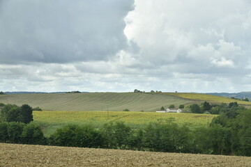 Nuages gris au dessus du paysage rural aux environs du bourg de Champagne au Périgord Vert  © Photocolorsteph